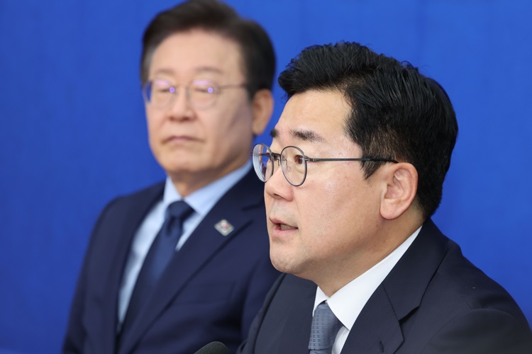 박찬대 더불어민주당 원내대표는 16일 한동훈 국민의힘 대표를 향해 윤석열‧김건희 대통령 부부와 결별하라고 요구했다. 사진은 박 원내대표가 지난 14일 국회에서 열린 최고위원회의에서 발언하고 있는 모습. / 뉴시스