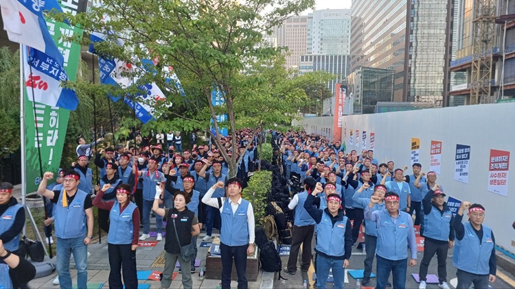 16일 KT노동조합은 서울 KT광화문 사옥 앞에서 ‘일방적 조직개편 반대 총력투쟁 결의대회’ 집회를 열고 사측의 조직개편안에 반대한다고 밝혔다. / 조윤찬 기자