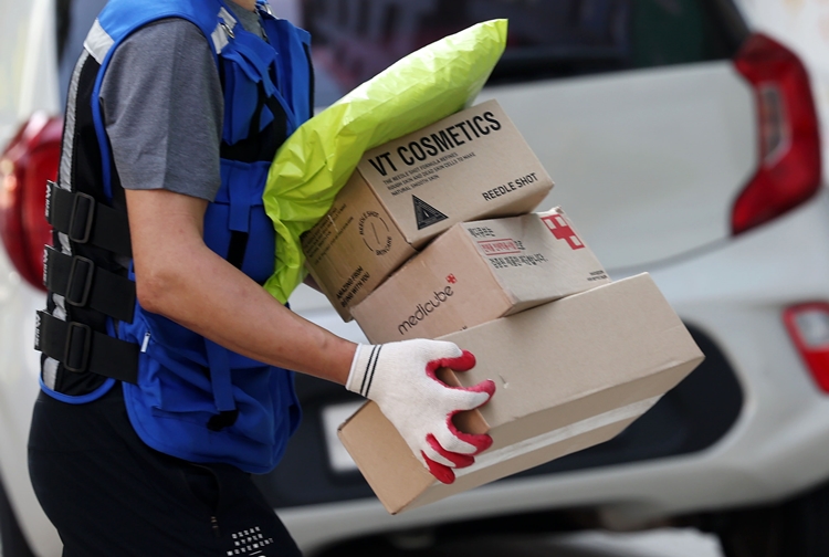 대한상공회의소는 지난해 국내 연간 택배 물량이 51억5,000만건으로 1인당 연간 이용 건수는 100.4건에 달했다고 밝혔다. / 뉴시스