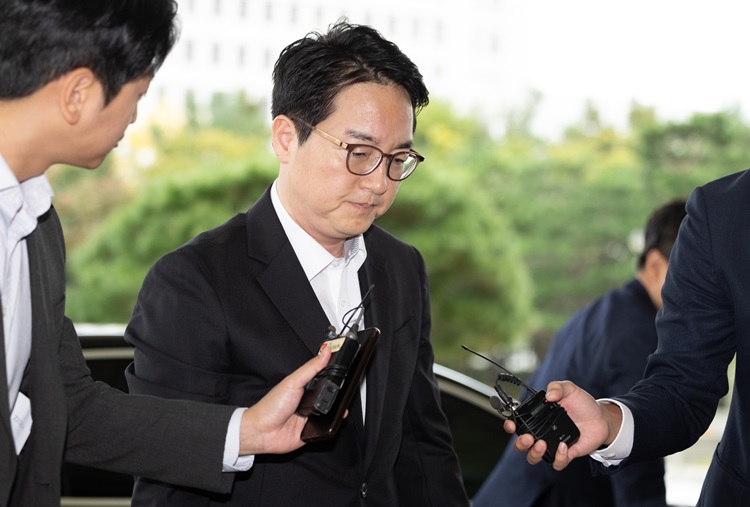 더불어민주당이 18일 심우정 검찰총장에 대한 탄핵소추를 추진하겠다고 밝혔다. 사진은 심 검찰총장이 이날 서울 서초구 대검찰청으로 출근하고 있는 모습. / 뉴시스