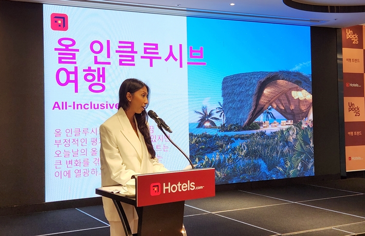 라비니아 라자람 익스피디아 그룹 글로벌 커뮤니케이션 및 아시아 지역 PR 디렉터가 18일 오전 열린 언팩 25 행사에서 올 인클루시브 여행에 대해 설명하고 있다. / 제갈민 기자