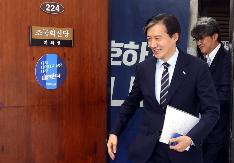 조국 조국혁신당 대표가 21일 오전 국회에서 열린 최고위원회의에 참석하고 있다. / 뉴시스