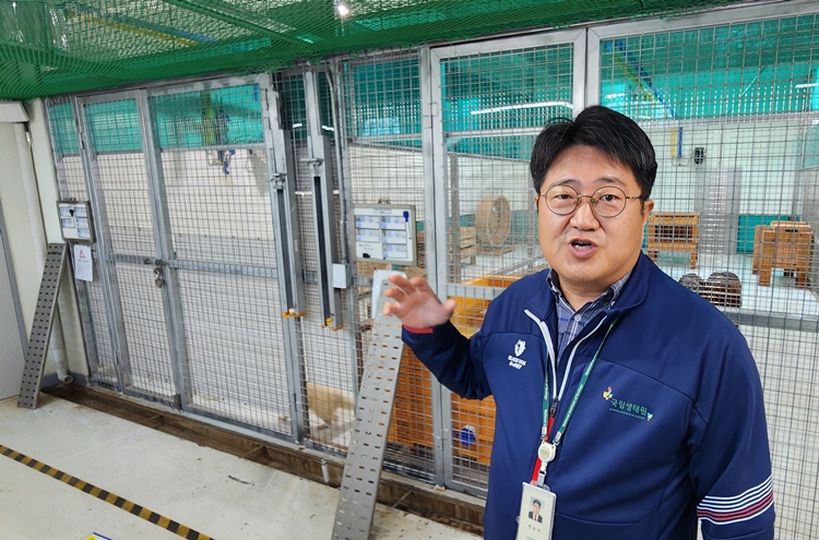  보호시설 내 동물들은 저마다 안타까운 사연을 가지고 시설에 구조된 개체들이다. 방남식 국립생태원 유기외래동물부 부장(사진)은 “라쿤은 귀여운 외모때문에 반려동물로 인기가 많지만 호기심과 활발한 성격때문에 파양 당하거나 주인에게 버려진 경우가 많은 것으로 추정된다”고 말했다./ 박설민 기자