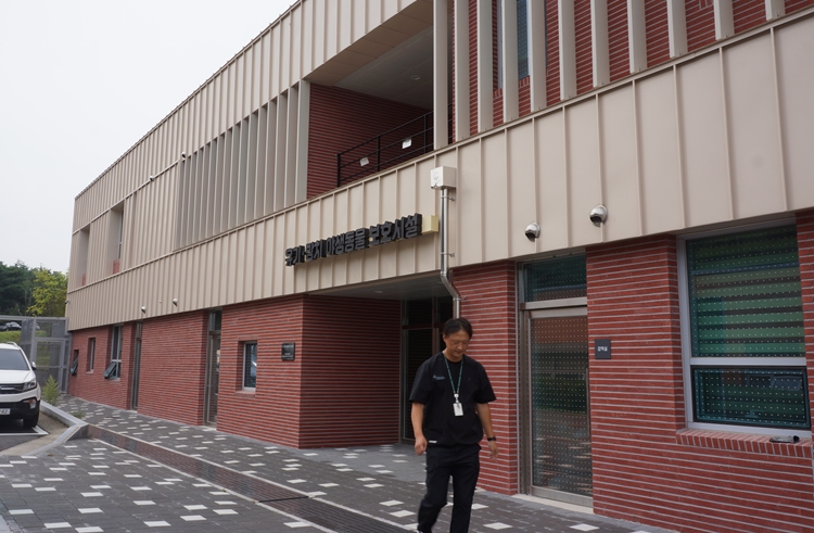 국립생태원 유기야생동물보호시설’은 올해 4월 야생생물 보호 및 관리에 관한 법률 개정안을 이행하는 사업을 위해 문을 열었다. 수용 가능한 동물은 총 400여마리다. 하지만 4년 뒤 240여곳의 동물카페가 문을 닫으면 유기야생동물 개체수는 2,000마리에 달할 전망이다./ 박설민 기자