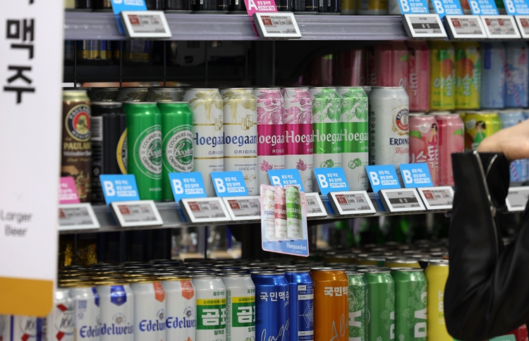 오비맥주가 수입맥주 6종에 대한 공급가를 다음 달부터 인상할 방침인 가운데, 편의점 4캔 묶음 가격도 함께 오를지 이목이 쏠린다. / 뉴시스