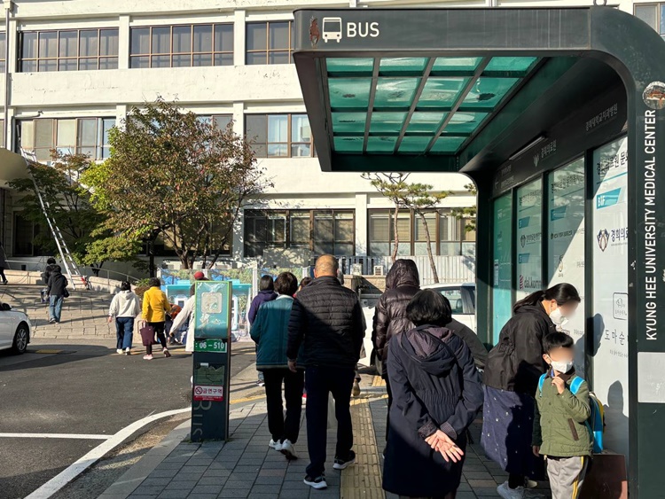 이날 회기역에서 탑승한 승객들은 모두 회차 정류장인 ‘경희대 의료원’에서 하차했다. 동대문 01 마을버스를 이용하는 승객들은 대부분 경희대학교와 경희의료원이 목적지다. 사진은 동대문 01 버스의 회차지인 경희의료원(경희대 의료원) 정류장에서 버스를 기다리는 승객들의 모습. / 손지연 기자 