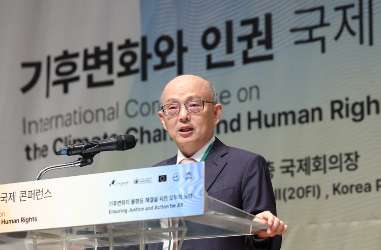 안창호 국가인권위원회 위원장이 지난15일 서울 중구 한국프레스센터에서 열린 기후변화와 인권 국제 콘퍼런스 '기후변화의 불평등 해결을 위한 모두의 노력'에서 개회사를 하고 있다.  /뉴시스