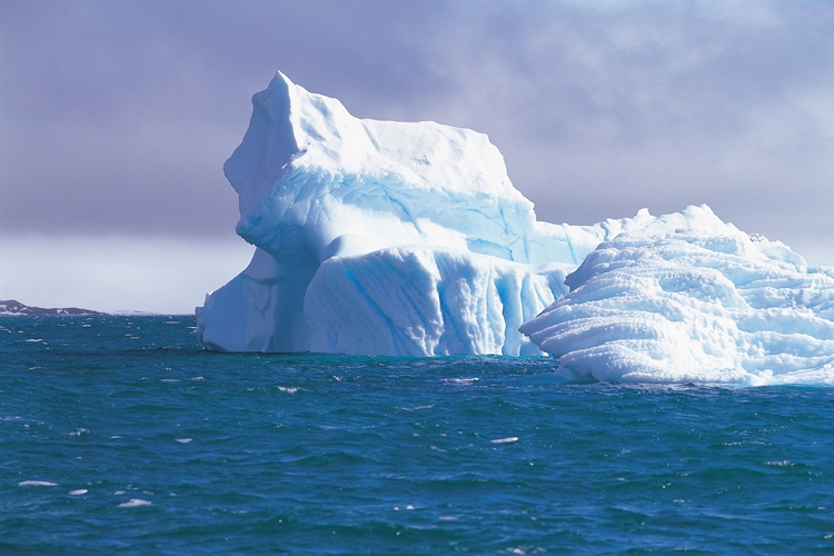 기후변화가 해수면 상승에 영향을 미치는 결정적 요인은 ‘극지(極地)’ 기온 상승 때문이다. 실제로 극지가 가진 물의 양은 상상을 초월한다. 지구상 전체 얼음 부피는 2,860만㎦ 수준. 이중 2,540만㎦의 얼음은 남극에, 290만㎦는 북극(그린란드)에 있다. 각각 모두 녹을 시 해수면은 56.2m, 7.1m 상승하게 된다. 사진은 남극의 빙하 모습./ Gettyimagesbank