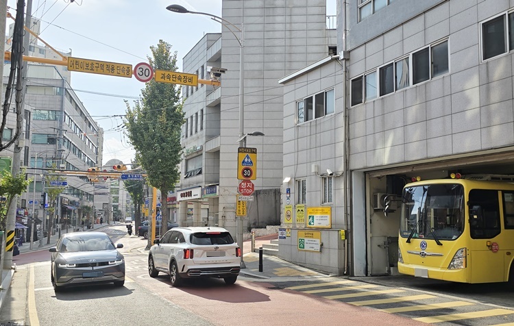현행 도로교통법은 어린이와 노인, 장애인을 교통사고로부터 보호하기 위해 보호구역을 지정해 자동차 등의 시속을 30km 이내로 제한하고 있다. 또한 이를 단속하기 위해 보호구역 내에 무인 교통단속용 카메라를 설치해 운영하고 있다. / 사진=김두완 기자