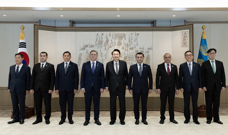 윤석열 대통령이 4일 서울 용산 대통령실 청사에서 제17차 한-중앙아시아 협력 포럼 참석을 위해 방한 중인 중앙아시아 5개국 대표단 수석대표들을 접견, 기념촬영 하고 있다. 왼쪽부터 신원식 국가안보실장, 투르크메니스탄 베겐치 두르디예프 주한대사, 키르기스스탄 아세인 이사예프 외교1차관, 카자흐스탄 무랏 누르틀례우 부총리 겸 외교장관, 윤석열 대통령, 우즈베키스탄 바흐티요르 사이도프 외교장관, 타지키스탄 소디크 이모미 외교차관, 조태열 외교부 장관, 장호진 대통령외교안보특별보좌관. / 대통령실 제공