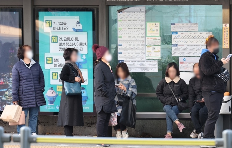 국토교통부가 발표한 ‘2023년도 교통약자 이동편의 실태조사’에 따르면 우리나라 교통약자는 지난해 기준 1,586만명으로 총인구 5,133만명의 30.9%인 것으로 나타났다. 이는 2022년 대비 약 18만명 (1.1%) 증가한 수치다. 사진은 버스를 기다리는 시민들./ 뉴시스