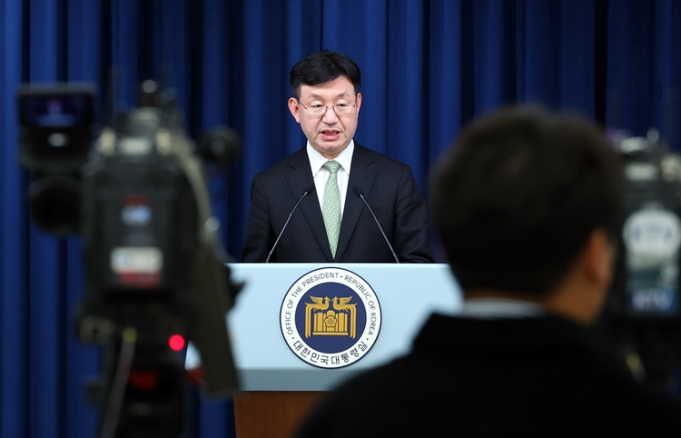 성태윤 정책실장이 5일 서울 용산 대통령실 청사에서 국정 성과 및 향후 과제를 주제로 브리핑을 하고 있다. / 뉴시스