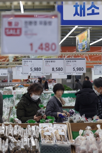 경제 지표가 회복세에 접어들었다고는 하지만 체감 경제가 녹록지 않은 것에 대해 대통령실은 고금리와 외식 물가 상승을 주된 원인으로 꼽았다. / 뉴시스