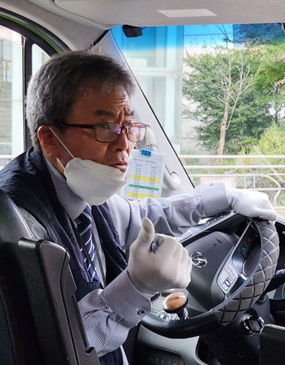 서울에 거주하면서 파주로 출퇴근을 하고 있다는 마을버스 기사 이광우 씨는 “파주 마을버스 쪽에 공공버스가 늘고 있다는 얘기를 듣고 안정적이겠다 싶어 취업했다”고 말했다. / 이미정 기자