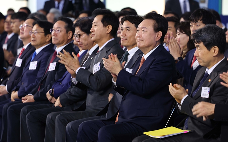 윤석열 대통령이 6일 강원 춘천 송암스포츠타운에서 열린 '제2회 지방자치·균형발전의 날 기념식 및 2024 대한민국 지방시대 엑스포'에서 박수를 치고 있다. / 뉴시스