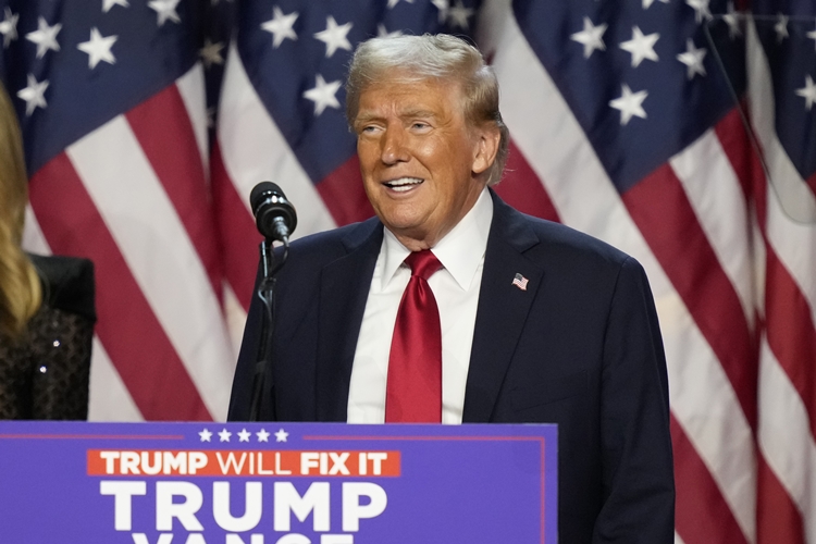 미국 공화당 대선 후보 도널드 트럼프 전 대통령이 6일(현지시각) 플로리다주 웨스트팜비치 컨벤션 센터에서 대선 승리 연설을 하고 있다. / AP/뉴시스