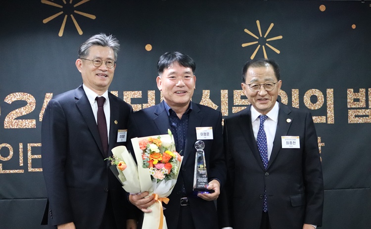 본지가 ‘인터넷신문 언론윤리대상’ 시상식에서 △매체부문 대상 △보도부문 우수상 등 2관왕의 영예를 안았다. (사진 가운데) 시사위크 이형운 대표이사./ 한국인터넷신문협회  