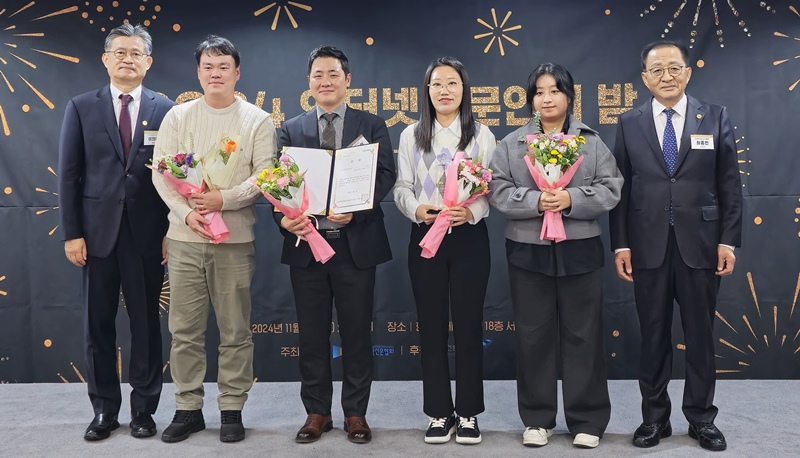 시사위크는 아동학대 예방 인식 제고를 위한 기획보도 ‘아이 LOVE, 페어런츠’로 언론윤리대상 기자부문(인권) 우수상을 수상했다. 사진 좌로부터 이의춘 인신협 회장, 권정두·김두완·이주희·연미선 시사위크 기자, 최종천 심사위원장, / 사진=시사위크   