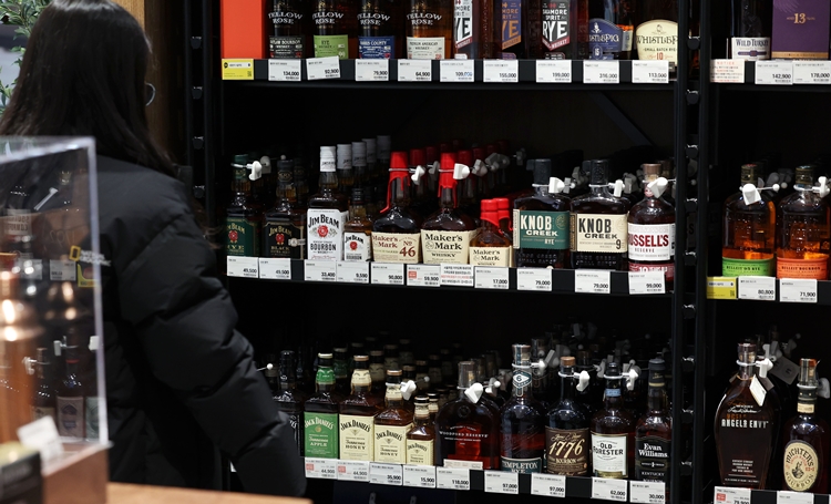 지난 5월 정부가 국무회의서 의결한 ‘주류 면허 등에 관한 법률 시행령 개정안’을 공포‧시행하면서 같은 달 28일부터 위스키‧소주‧막걸리‧사케 등에 대한 잔술 판매가 허용됐다. / 뉴시스