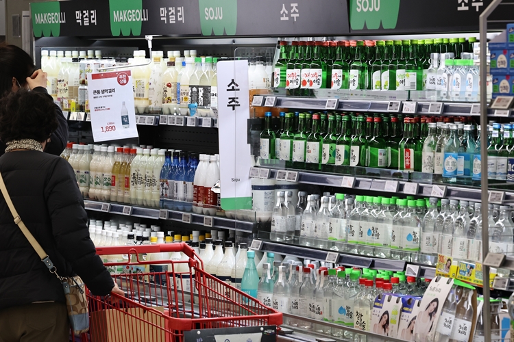 올해 3분기 주류업체 실적은 소주와 맥주가 견인했다. 하반기에는 송년회 등 연말 이벤트가 다양하게 진행되는 가운데, 소비심리 위축을 뚫고 주류업체가 남은 하반기에도 실적 개선을 이뤄낼 수 있을지 이목이 쏠린다. / 뉴시스