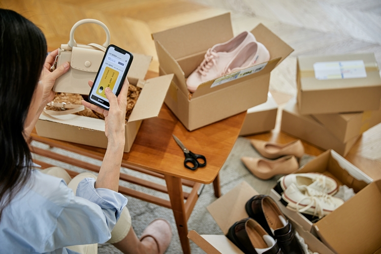 한국소비자원은 연말은 할인 행사가 다양하게 진행되는 기간이므로 SNS를 광고를 통해서 소비자를 유인하는 사기성 쇼핑몰 피해를 주의할 것을 당부했다. / 게티이미지뱅크