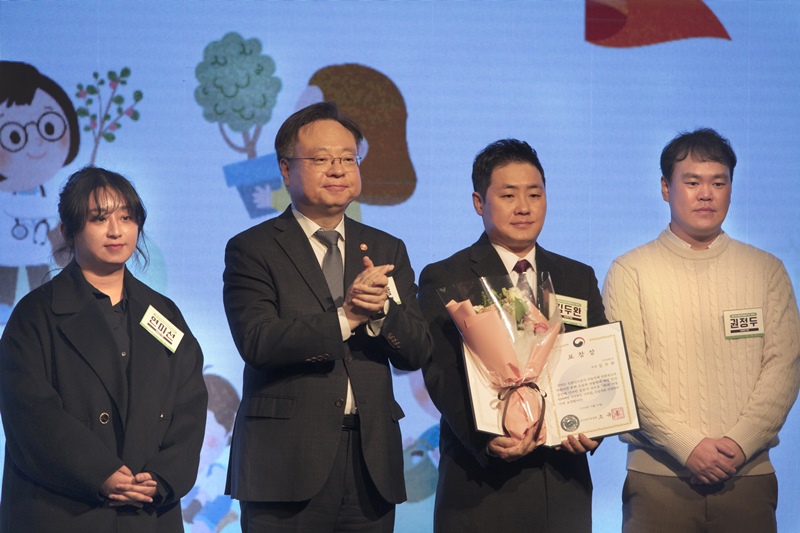 ‘아이 LOVE, 페어런츠’ 기획보도로 ‘제1회 아동학대예방 우수보도 기자상’을 수상한 시사위크 취재팀(연미선, 김두완, 권정두 기자)이 조규홍(좌측에서 두번째) 보건복지부 장관과 장관 표창 수상 후 기념촬영을 하고 있다. / 시사위크 