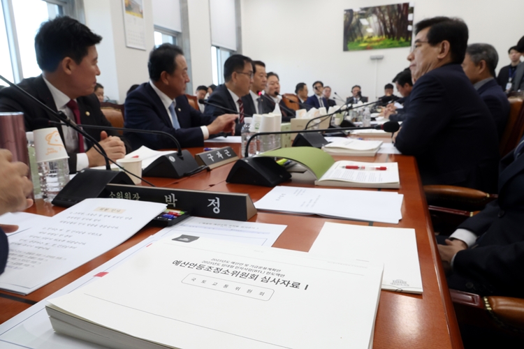 18일 오전 국회에서 열린 예산결산특별위원회 예산안등조정소위원에서 여야 의원들이 2025년 정부 예산안을 심사하고 있다. / 뉴시스