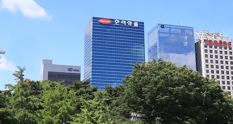 한미그룹 지주사 한미사이언스 임시 주총이 오는 28일 개최된다. 글로벌 최대 의결권 자문사 ISS와 글래스루이스 2곳에서는 한미사이언스 임시 주총 안건 중 3자 연합 측의 주주제안 안건에 대해 전부 반대 의견을 권고했다. / 한미약품