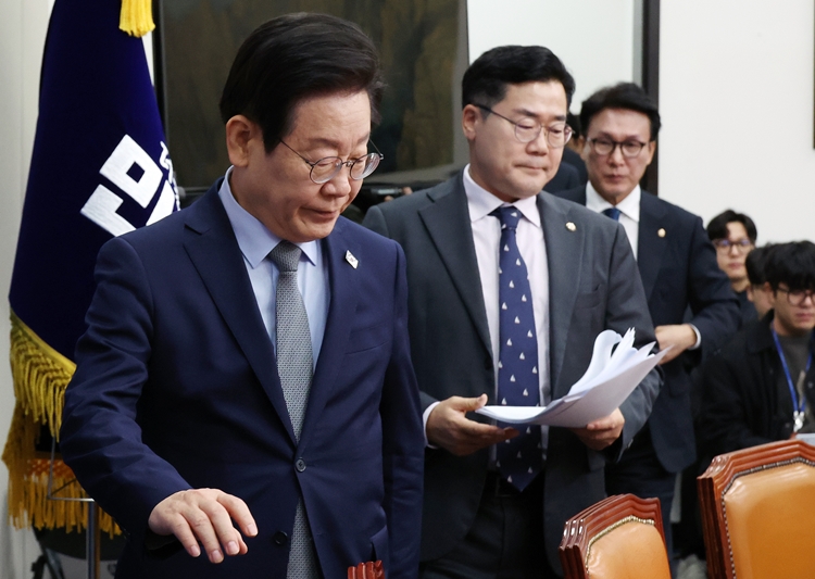 더불어민주당은 20일 조국혁신당이 윤석열 대통령 탄핵소추안 초안을 공개한 것과 관련해 "아직 입장이 없다"며 말을 아꼈다. 사진은 이재명(왼쪽부터) 대표와 박찬대 원내대표 등 지도부가 이날 오전 국회에서 열린 최고위원회의에 참석하고 있는 모습. / 뉴시스