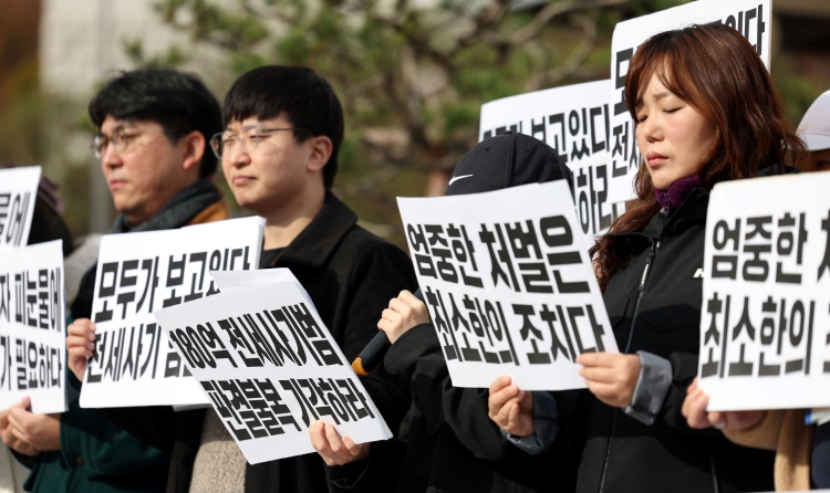 국토교통부는 지난 6일, 13일, 20일 총 3회에 걸쳐 ‘전세사기피해지원위원회’ 전체회의를 개최하고 1,823건을 심의하고, 총 938건에 대해 전세사기피해자등으로 최종 결정했다고 22일 밝혔다. 부산 전세사기 피해자 대책위원회가 서울 서초구 대법원 앞에서 부산 180억 전세사기 주범 최 모씨(1,2심 15년형)에 대한 엄중한 처벌을 촉구하고 있는 모습./ 뉴시스