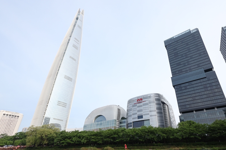 신세계‧현대백화점그룹부터 CJ그룹까지 주요 유통 대기업들이 2025년 정기인사를 단행한 가운데, 롯데그룹의 정기 임원인사에 이목이 쏠리고 있다. / 뉴시스