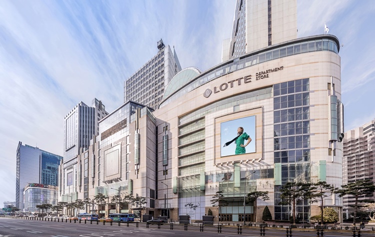 최근 들어 롯데그룹 유통 사업 부문의 실적 부진이 계속되고 있는 가운데, 지난 10월 롯데쇼핑은 2030년까지 연간 매출액 20조3,000억원을 목표로 두는 기업가치 제고 계획을 발표했다. / 롯데쇼핑