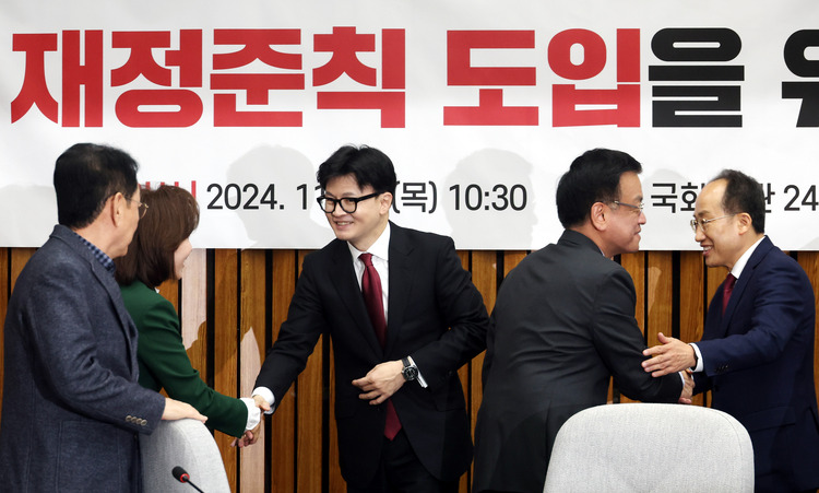 한동훈 국민의힘 대표와 추경호 원내대표가 지난 21일 오전 서울 여의도 국회에서 열린 재정준칙 도입을 위한 긴급 정책간담회에서 각각 나경원 의원과 최상목 경제부총리 겸 기획재정부 장관과 인사하고 있다. /뉴시스