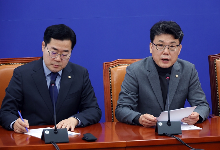 진성준 더불어민주당 정책위의장이 26일 국회에서 열린 원내대책회의에서 발언하고 있다. / 뉴시스