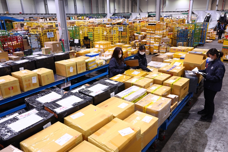 식품의약품안전처와 관세청은 블랙프라이데이 등 대규모 할인행사로 해외직구 수요가 급증할 것으로 예상됨에 따라 직접구매 해외 식품에 대한 안전성 집중검사에 나선다고 밝혔다. / 뉴시스