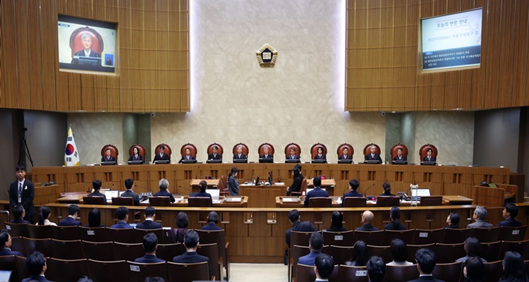 21일 대법원 전원합의체(재판장 대법원장 조희대, 주심 대법관 이흥구)는 교통사고로 사망한 A교수의 유족들이(배우자와 25세 이상인 두 자녀) 전국택시운송사업조합연합회를 상대로 낸 손해배상 청구 소송에서 손해배상금을 먼저 상속인들에게 상속한 후에 ‘직무상유족연금’을 공제해야 한다는 판결을 내렸다. / 뉴시스