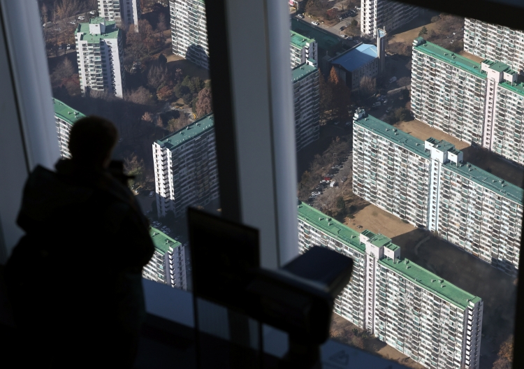 기획재정부와 국세청은 26일 주택분 종합부동산세(종부세) 과세 고지인원은 46만277명이며, 이들로부터 걷을 수 있는 세액은 1조6,122억원 이라고 밝혔다. 사진은 대한민국의 아파트 전경./ 뉴시스