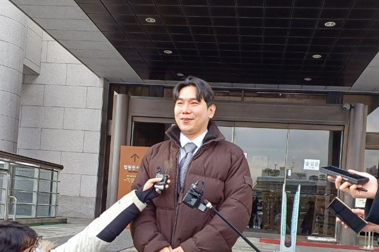 28일 오전 대법원은 A씨가 넥슨을 상대로 제기한 ‘매매대금반환 소송’(사건번호 2023다216883) 재판에서 넥슨으로 하여금 원고 A씨에게 매매대금 일부를 환불하도록 한 2심 판결을 확정했다. 사진은 상고심 소송을 대리한 이철우 변호사(한국게임이용자협회장)가 대법원 앞에서 기자회견을 열고 A씨 사건을 설명하는 모습. / 조윤찬 기자 