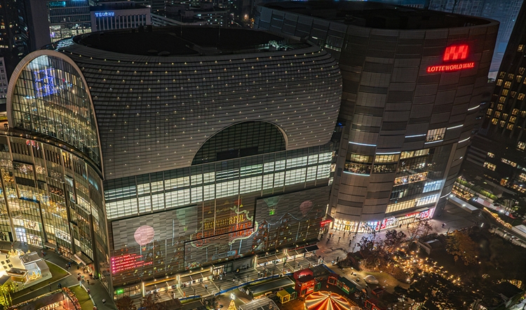 롯데그룹은 이번 쇄신 인사 결과를 발표하면서 경영 체질을 근본적으로 바꾸고, 성과에 대한 엄정한 책임을 물어 본원적 경쟁력 강화에 나설 것이라고 밝혔다. 새롭게 개편된 체제로 내년엔 안정 기조를 유지할 수 있을지 귀추가 주목된다. / 뉴시스