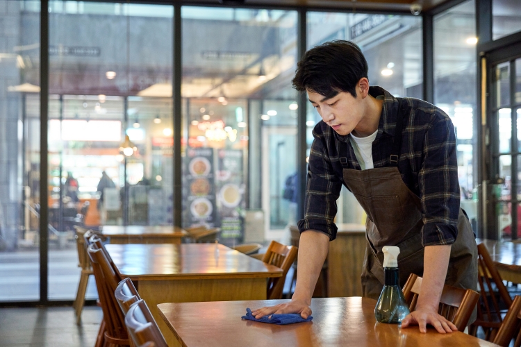 국민연금법 제91조 제1항 제3호에 따라 교등교육법 제2조에 따른 학교에 재학하는 대학생의 경우 아르바이트를 하더라도 국민연금 납부 대상이 아니라는 주장이 나왔다. 다만 국민연금공단 측은 국민연금은 '신분'이 아닌 '소득 활동'에 따라 납부하는 것이 맞다고 설명했다. 사진은 이해를 돕기 위한 것으로, 기사의 특정 내용과 무관함./ 게티이미지뱅크