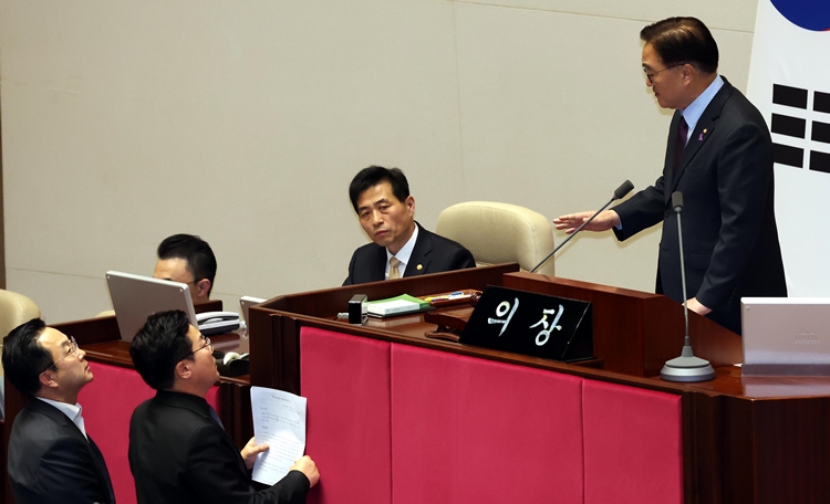 더불어민주당은 5일 윤석열 대통령의 비상계엄 선포로 미뤄졌던 최재해 감사원장과 이창수 서울중앙지검장 등 검사 3명에 대한 탄핵소추안을 처리할 계획이다. 사진은 우원식 국회의장이 5일 오전 국회에서 열린 제418회 국회(정기회) 제16차 본회의에서 박찬대 원내대표와 의사일정 변경과 관련해 대화를 하고 있는 모습. / 뉴시스