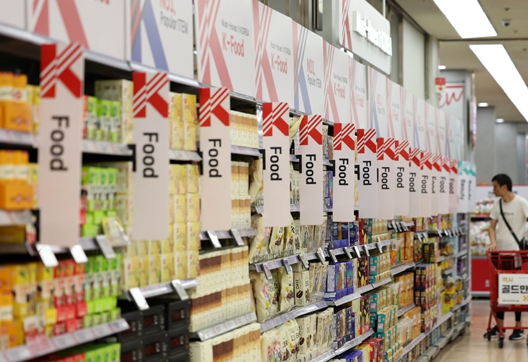 지난 3일 오후 10시를 넘긴 시간 윤석열 대통령이 비상계엄을 선포했다가 6시간 만에 해제한 가운데, 원‧달러 환율 변동성이 커지면서 국내 식품기업들도 예의주시하고 있는 것으로 나타났다. / 뉴시스