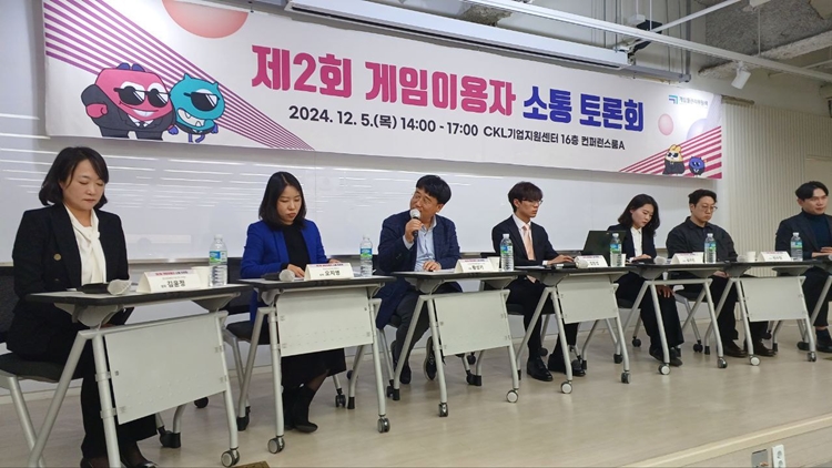 5일 게임물관리위원회는 서울 중구에 위치한 CKL기업지원센터에서 게임이용자 소통 토론회를 열고 ‘게임산업법 시행령’ 개정에 대한 의견을 수렴했다. 사진은 (왼쪽부터) 김윤정 한국법제연구원 연구위원, 오지영 한국소비자원 변호사, 황성기 한국게임정책자율기구 의장(좌장), 김민성 한국게임소비자협회장, 성수민 법무법인 한앤율 변호사, 성수현 YMCA 게임소비자센터 팀장, 이철우 한국게임이용자협회장 등이 토론회에 참석한 모습. / 조윤찬 기자
