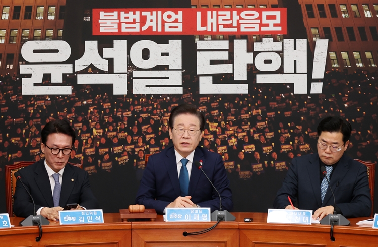 이재명(가운데) 더불어민주당 대표가 5일 오전 서울 여의도 국회에서 열린 비상 최고위원회의에서 발언하고 있다. / 뉴시스