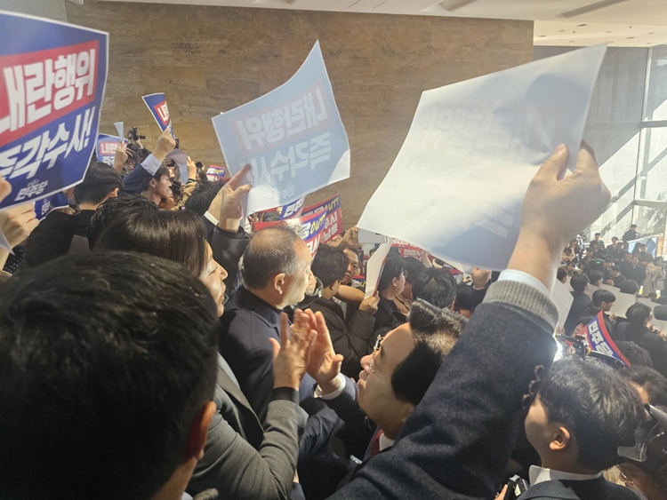 여야가 5일 오전 국회 본청 로텐더홀에서 설전을 주고받고 있다. / 전두성 기자