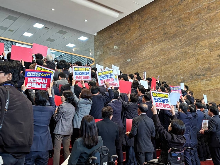 국민의힘이 5일 오전 국회 본청 로텐더홀에서 규탄대회를 하던 중 야당 의원들이 항의하자, 뒤를 돌아보고 있다. / 손지연 기자
