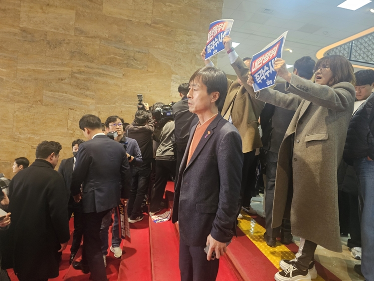 한창민 사회민주당 의원이 5일 오전 국회 본청 로텐더홀에서 국민의힘 의원들을 비판하고 있다. / 전두성 기자