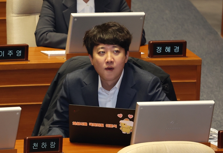 이준석 개혁신당 의원이 이번 비상계엄 선포의 배경에 부정선거 의혹이 있다는 사실에 분노했다. 이 의원은 “결국 부정 선거 쟁이들이 2020년부터 보수 진영을 절단내고 있다”고 비판했다. / 뉴시스