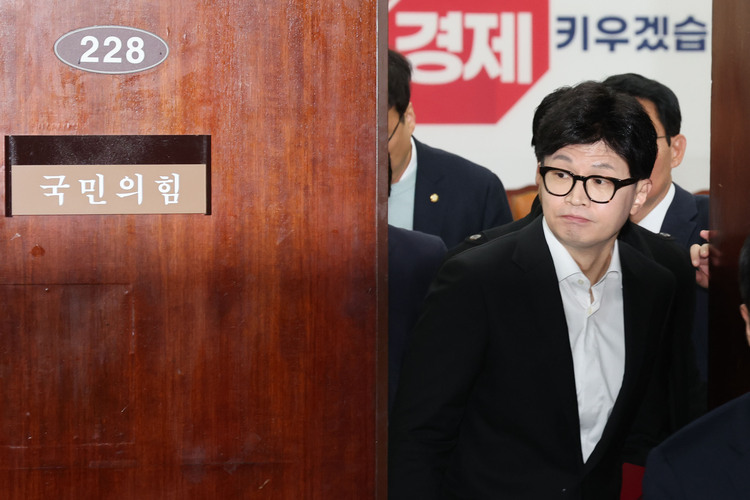 한동훈 국민의힘 대표가 지난 4일 오전 서울 여의도 국회에서 열린 비공개 최고위원회의를 마치고 이동하고 있다.   /뉴시스