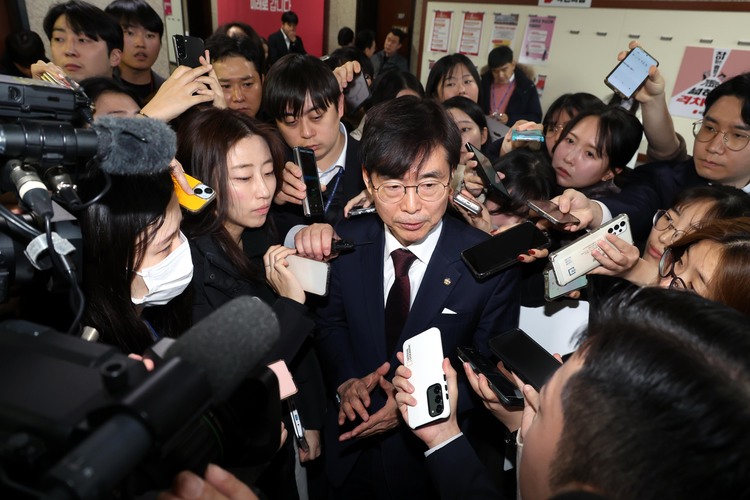 조경태 국민의힘 의원이 6일 오전 서울 여의도 국회에서 '윤석열 대통령 탄핵' 관련 취재진의 질문에 답변하고 있다.  /뉴시스